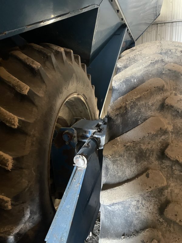 1995 Kinze 1040 row crop cart - Image 4