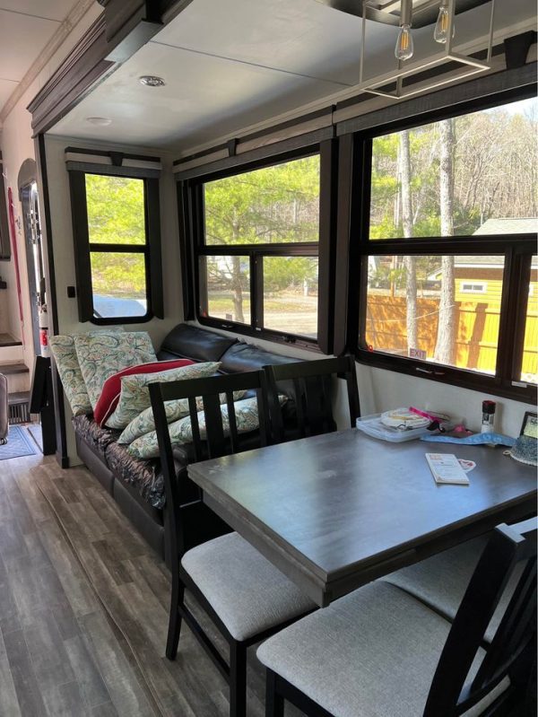 2022 Keystone Alpine - Image 2