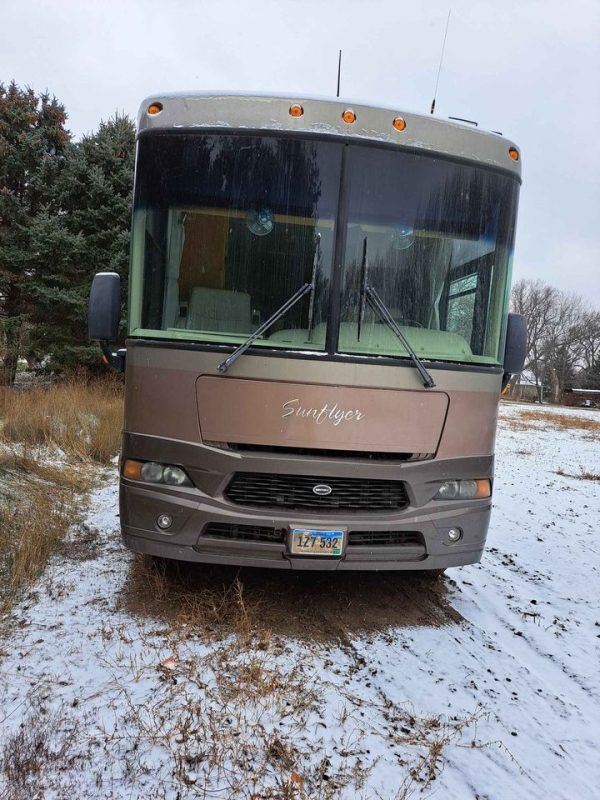 2004 Winnebago Itasca - Image 2