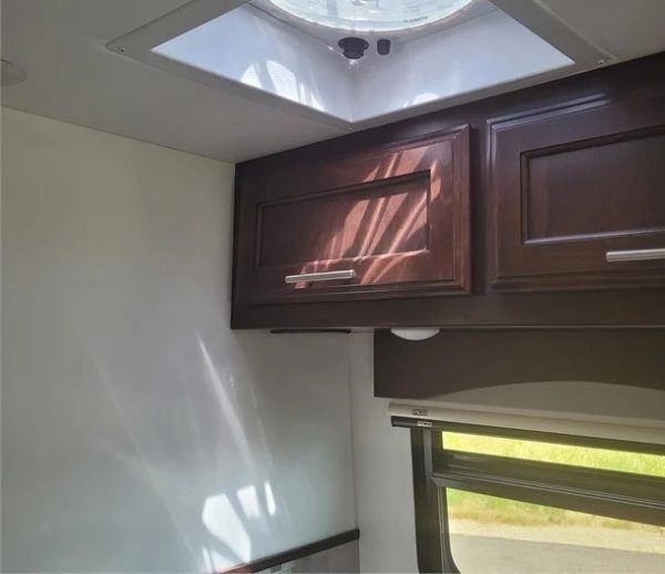 2021 REGENCY RV ULTRA BROUGHAM MB - Image 13