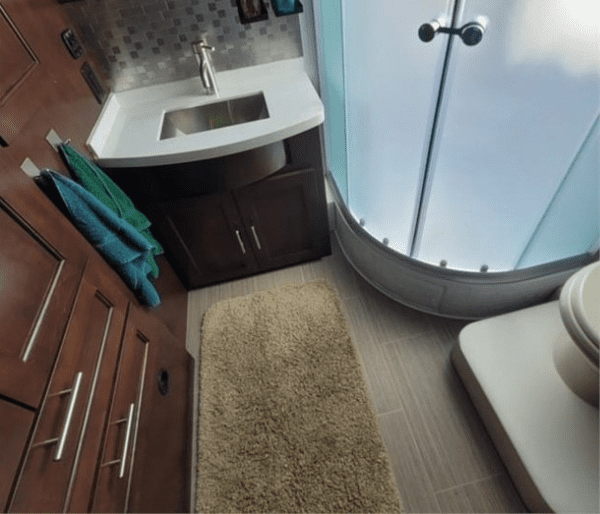 2021 REGENCY RV ULTRA BROUGHAM MB - Image 18