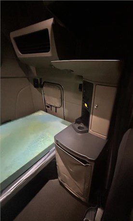 2019 Peterbilt 579 - Image 9