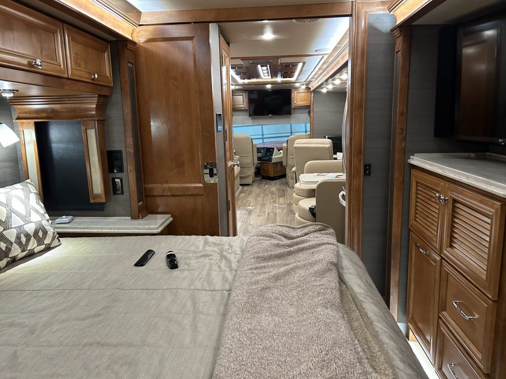 2021 Tiffin Phaeton IH - Image 7