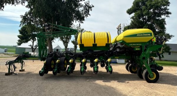 2011 John Deere 1770NT 16 row 30 - Image 7
