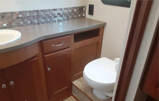 2017 WINNEBAGO VISTA LX 35F - Image 25