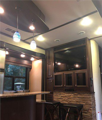 2015 DUTCHMEN VOLTAGE EPIC 3895 - Image 3