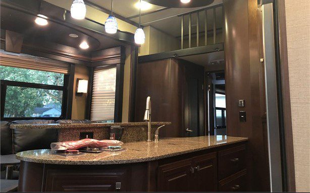 2015 DUTCHMEN VOLTAGE EPIC 3895 - Image 4