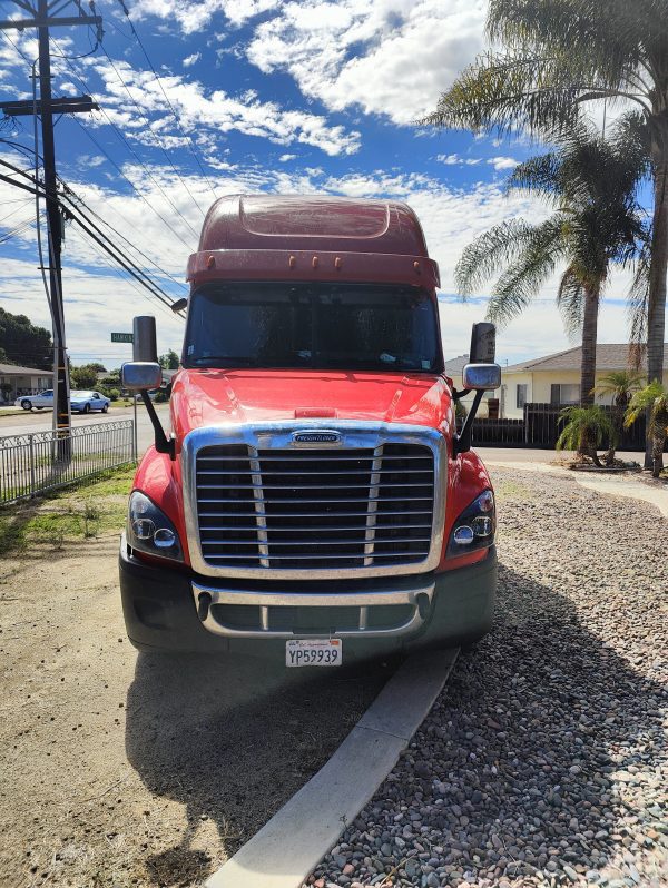 2016 Freightliner Cascadia 125 - Image 3