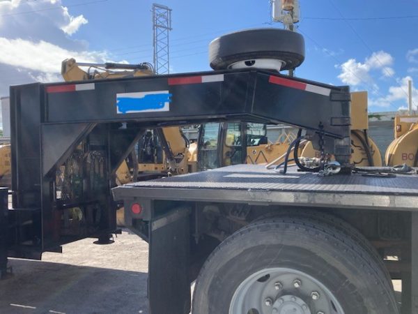 2007 Mitsubishi FM 330 with, 2022 Hooper Equipment Trailer, 22.5 Ton, Gooseneck and 2006 PJ Dump Hurricane Clean Up Trailer, 10 Ton, Gooseneck. - Image 12