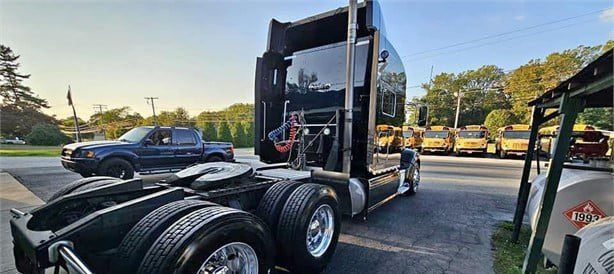 2015 Peterbilt 386 - Image 2