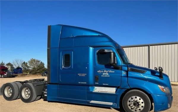 2020 FREIGHTLINER CASCADIA 126 - Image 2