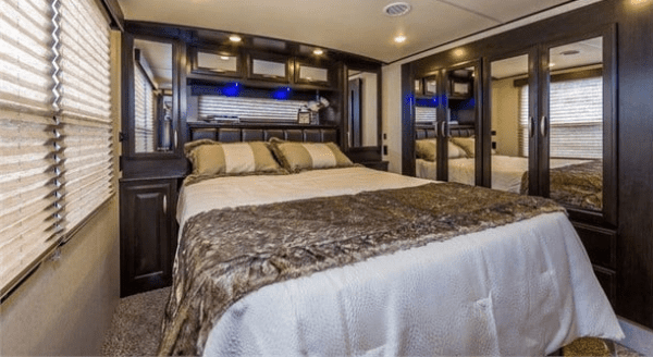2019 GRAND DESIGN MOMENTUM 376TH - Image 8