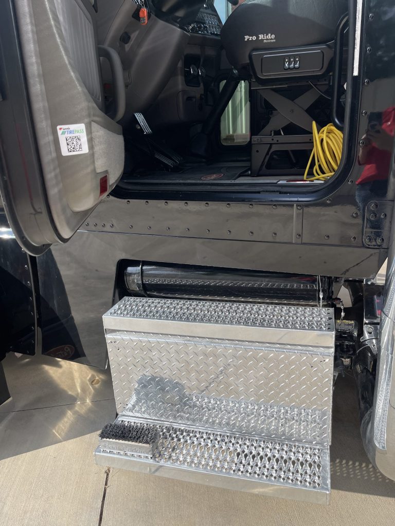 2014 Peterbilt 389 - Image 10