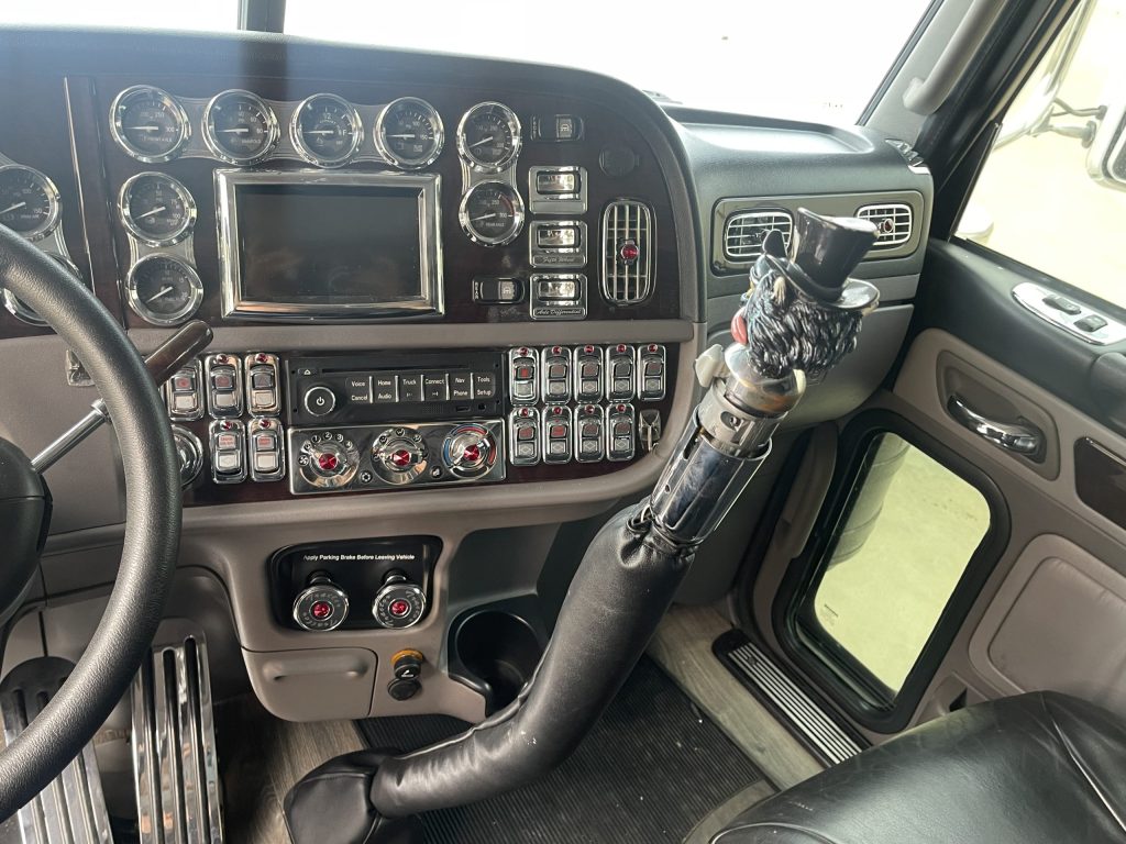 2014 Peterbilt 389 - Image 3