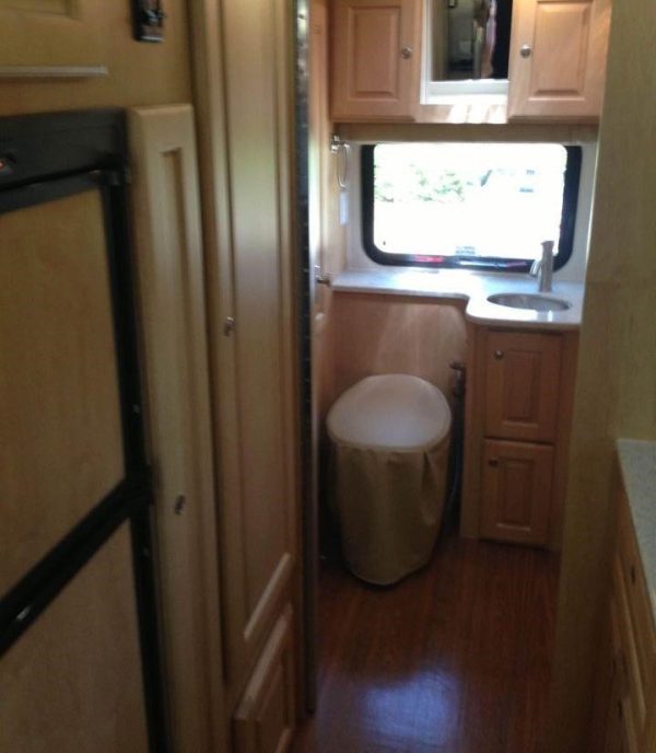 2013 COACH HOUSE PLATINUM 261XL - Image 2