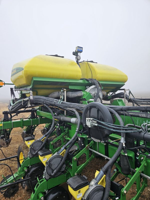 2011 John Deere DB 60 Planter - Image 11