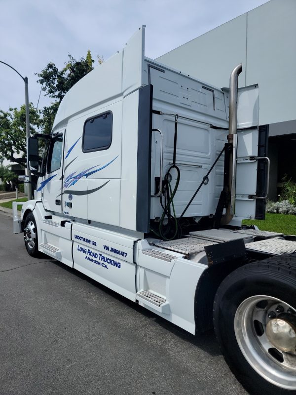 2018 Volvo VNL64T730 - Image 2
