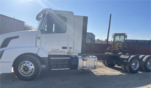 2015 VOLVO VNL64300 - Image 4