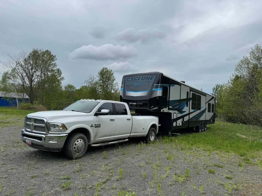 2024 HEARTLAND CYCLONE 4270 & 2017 Ram 3500 Laramie DRW - Image 31