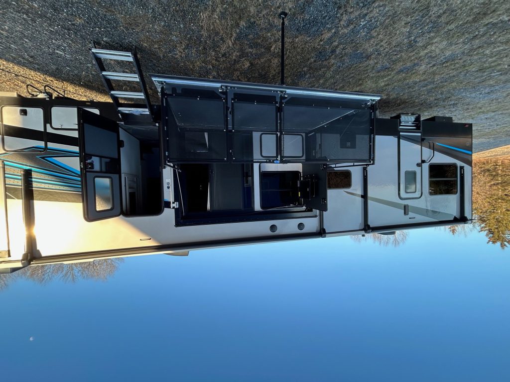 2024 HEARTLAND CYCLONE 4270 & 2017 Ram 3500 Laramie DRW - Image 11