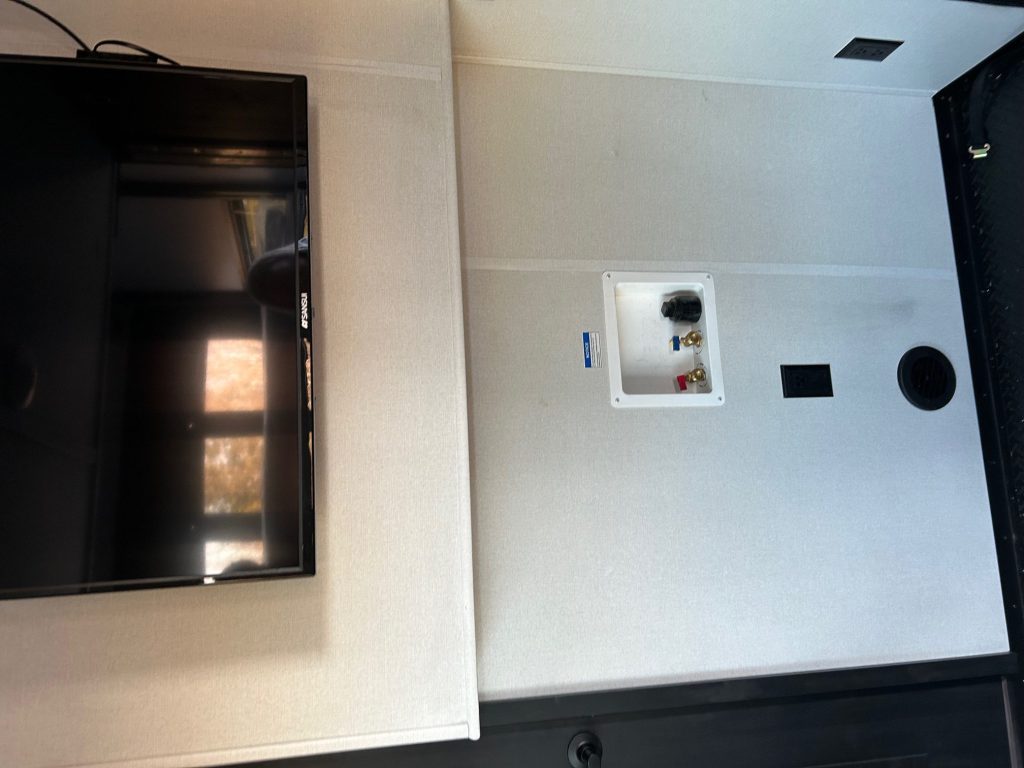 2024 HEARTLAND CYCLONE 4270 & 2017 Ram 3500 Laramie DRW - Image 20