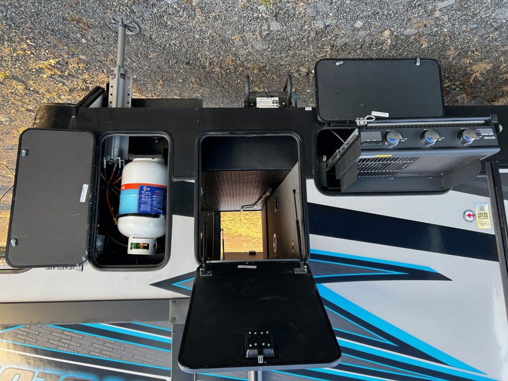 2024 HEARTLAND CYCLONE 4270 & 2017 Ram 3500 Laramie DRW - Image 22