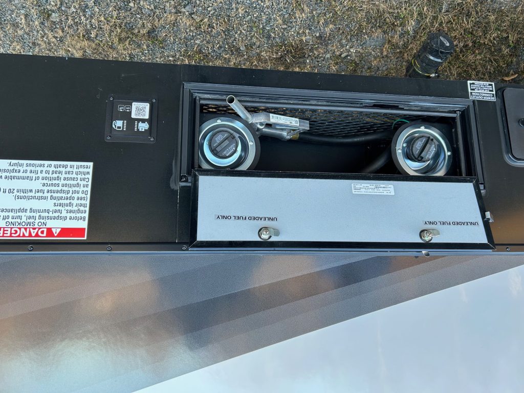 2024 HEARTLAND CYCLONE 4270 & 2017 Ram 3500 Laramie DRW - Image 28