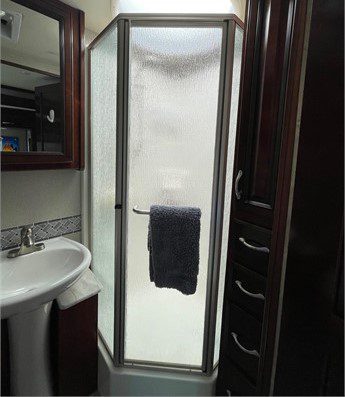 2019 FLEETWOOD BOUNDER 33C - Image 10