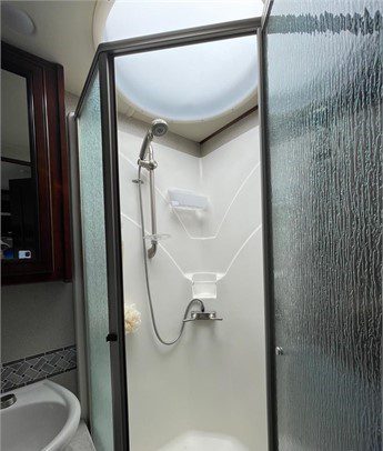 2019 FLEETWOOD BOUNDER 33C - Image 11