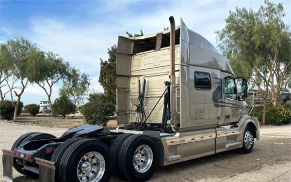 2011 VOLVO VNL64T730 - Image 4