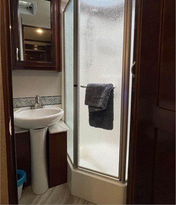 2019 FLEETWOOD BOUNDER 33C - Image 6