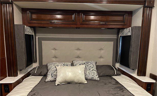 2019 FLEETWOOD BOUNDER 33C - Image 7