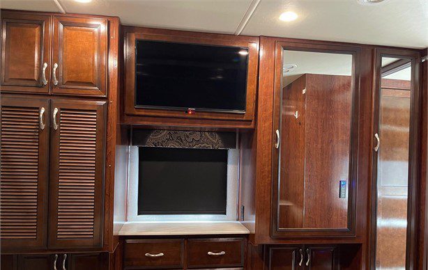 2019 FLEETWOOD BOUNDER 33C - Image 8