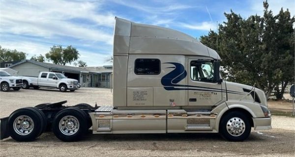 2011 VOLVO VNL64T730 - Image 3