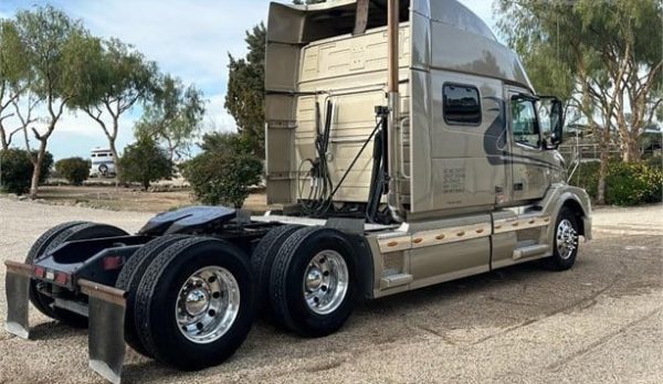 2011 VOLVO VNL64T730 - Image 4