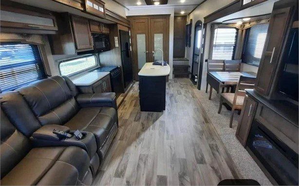 2018 KEYSTONE RV CO COUGAR 338RLK - Image 5