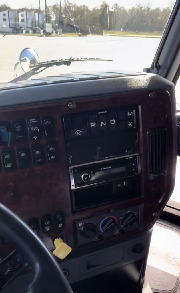 2015 Mack Pinnacle CXU613 - Image 4