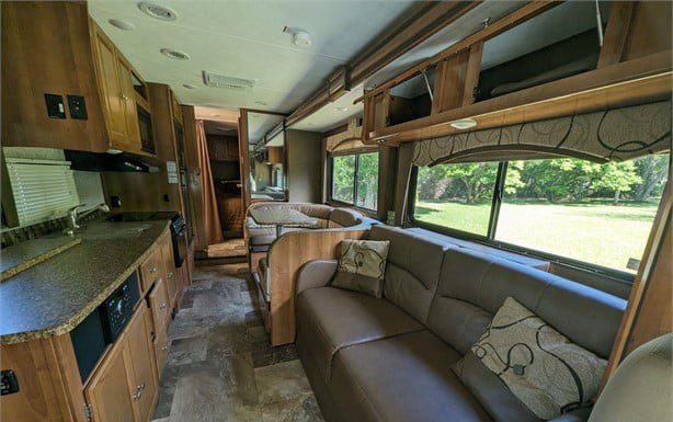 2018 COACHMEN LEPRECHAUN 319MB - Image 11