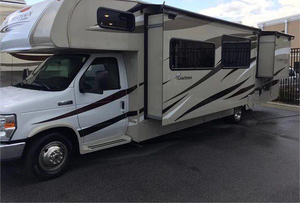 2018 COACHMEN LEPRECHAUN 319MB - Image 2