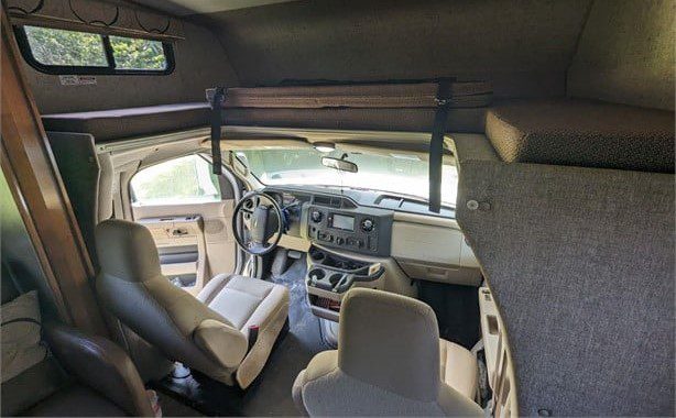 2018 COACHMEN LEPRECHAUN 319MB - Image 4