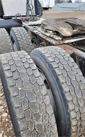 1996 Kenworth T600 - Image 5