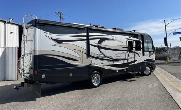 2013 FLEETWOOD SOUTHWIND 32VS - Image 6