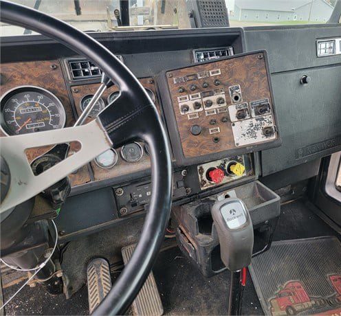 1996 Kenworth T600 - Image 8