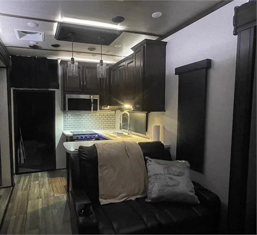 2020 DUTCHMEN VOLTAGE 4195 - Image 9