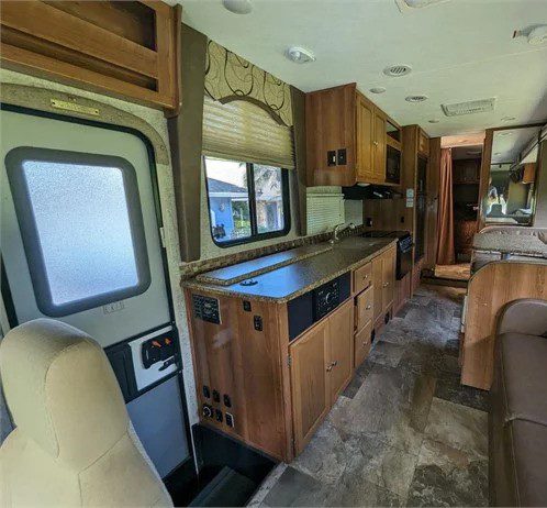 2018 COACHMEN LEPRECHAUN 319MB - Image 9