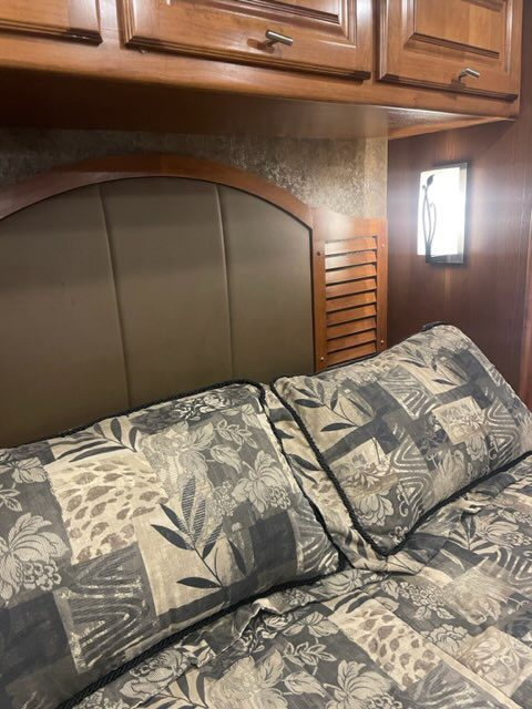 2014 TIFFIN ALLEGRO BREEZE 32BR - Image 2