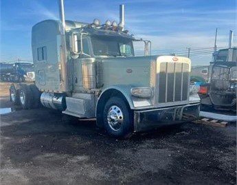 2011 PETERBILT 389 - Image 2
