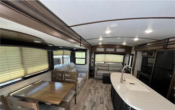 2019 KEYSTONE RV CO COUGAR HALF-TON 32RLI - Image 8