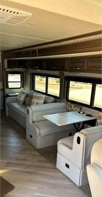 2022 HOLIDAY RAMBLER VACATIONER 35K - Image 12