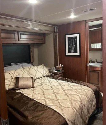 2015 FLEETWOOD BOUNDER 35K - Image 12